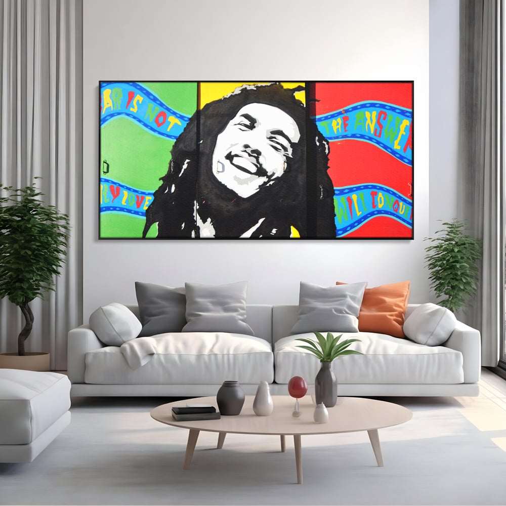 Tablou canvas cu tablou pictat cu portretul lui bob marley, in rama de aluminiu negru, pe perete intr-un living